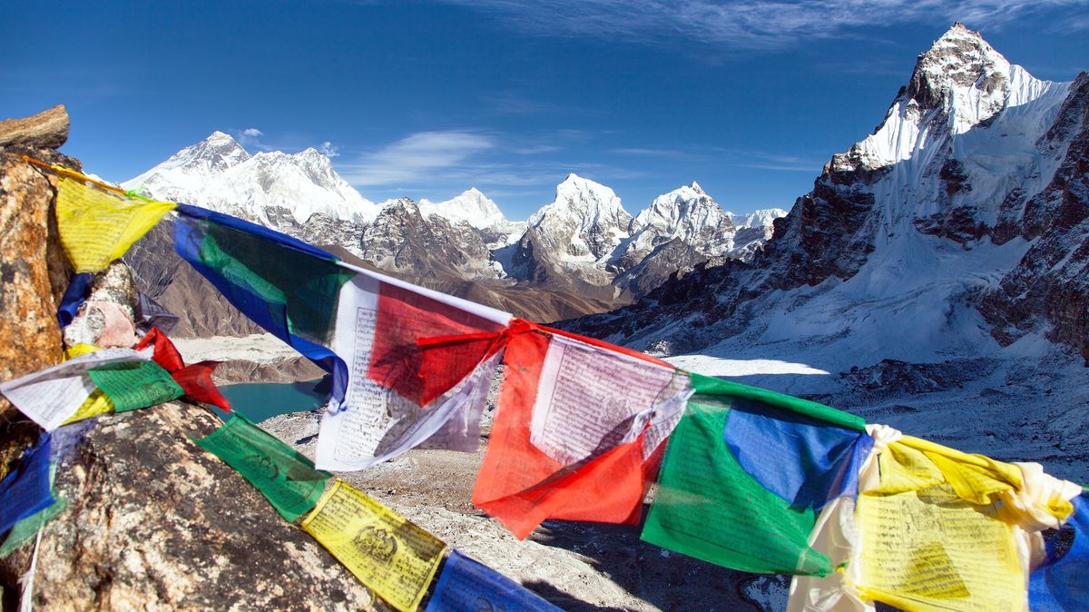 Nepál rozjel jarní úklid Everestu. Nejvyšší horu zbaví odpadu i mrtvol